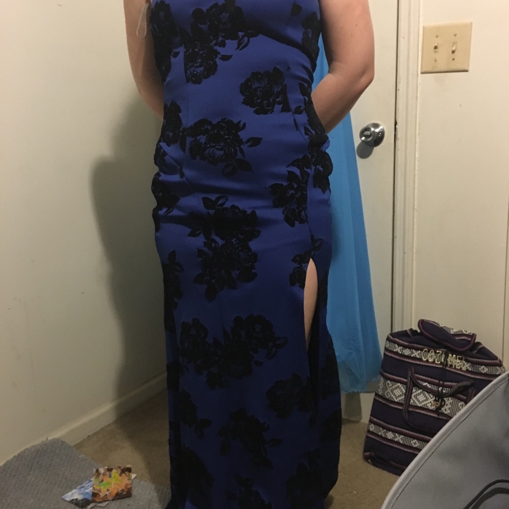 Dresses - Picture 3 of 8